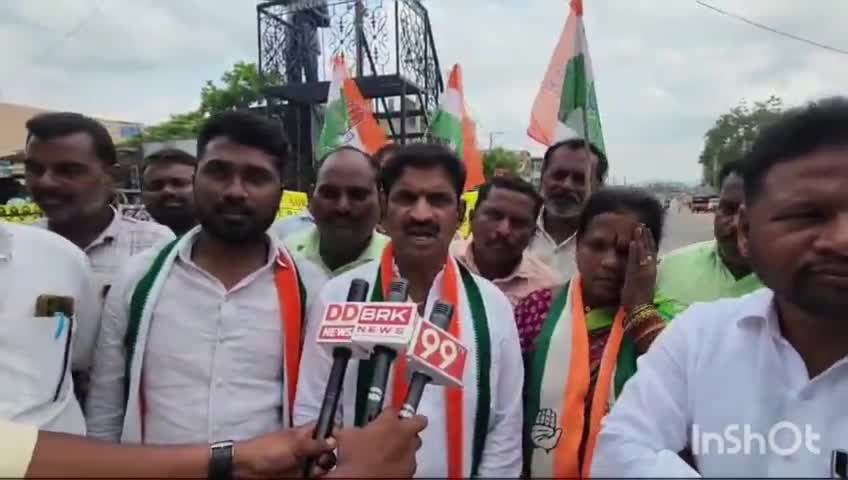 భీమదేవరపల్లి: ముల్కనూర్‌లో మంత్రి పొన్నం ప్రభాకర్‌పై అనుచిత వ్యాఖ్యలు చేశారని ఎమ్మెల్యే పాడి కౌశిక్ రెడ్డి దిష్టిబొమ్మ దగ్ధం
