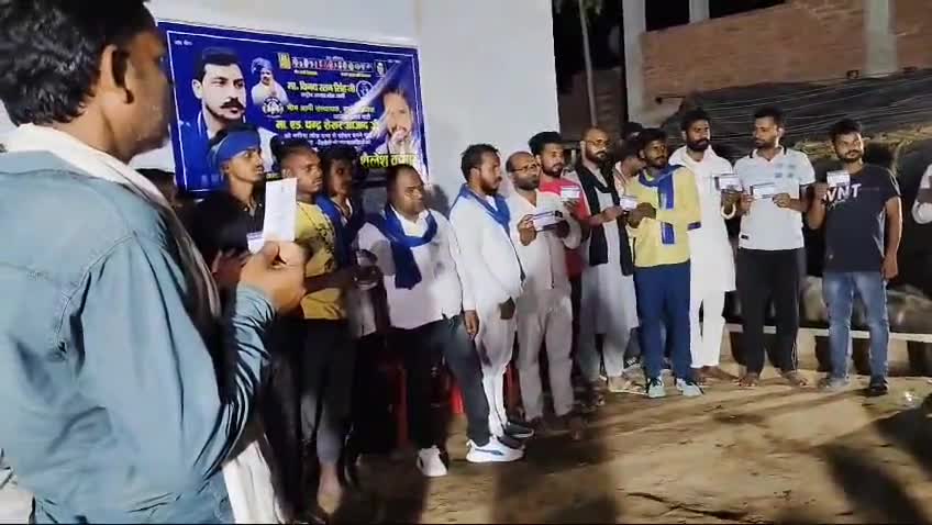 चकिया:
ग्रामपंचायत चित्तौड़ी मे आजाद समाज पार्टी कांशीराम का मीटिंग किया गया जिसमें सैकड़ो की संख्या में क्षेत्रीय लोग उपस्थित रहे हैं साथ ही साथ भारी संख्या में #सपा और #बसपा छोड़ #आजाद_समाज_पार्टी में हुए शामिल सदस्यता ग्रहण किये