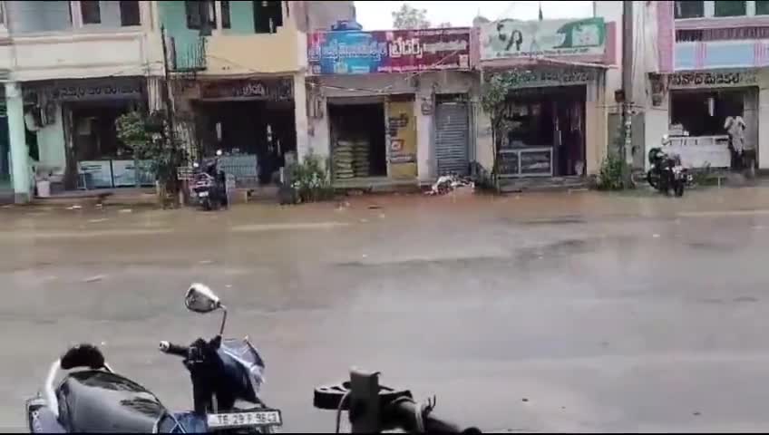 తుంగతుర్తి: రుతు పవనాల ప్రభావంతో తుంగతుర్తిలో ఈదురుగాలులతో కూడిన భారీ వర్షం కురవడంతో రాకపోకలకు అంతరాయం