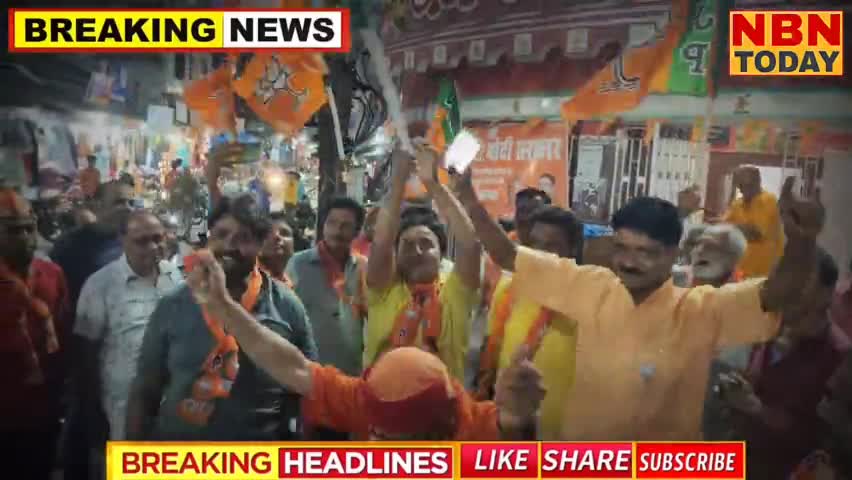 पीएम मोदी के तीसरे बार प्रधानमंत्री पद की शपथ लेने के बाद वीरपुर में हिन्दू धर्म रक्षा समिति एवं भाजपा के कार्यकर्ताओं ने बांटी मिठाइयां, जमकर फोरे पटाखे!!
#NarendraModi #birpurnews