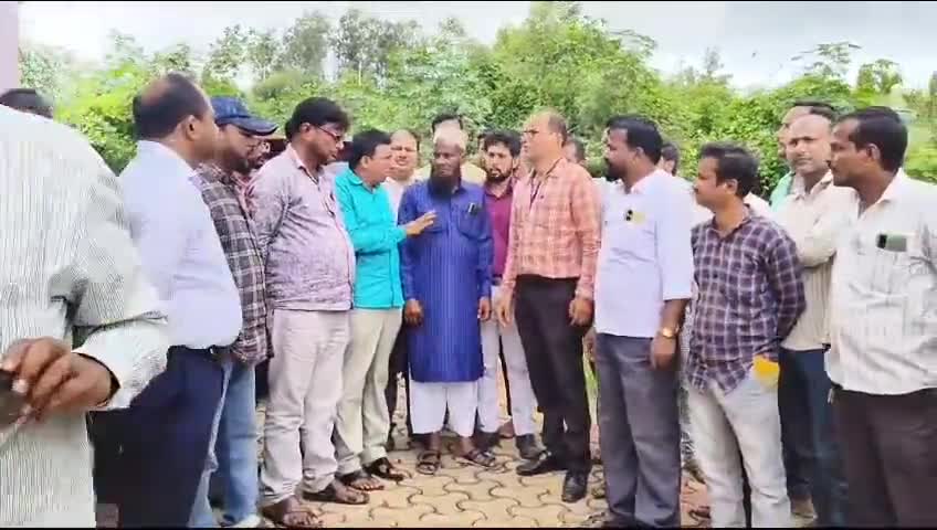 ಕಿತ್ತೂರು: ಹಣಕ್ಕಾಗಿ ಮಗು ಮಾರಾಟ ಪ್ರಕರಣ; ಪಟ್ಟಣದ ಲಾಡಖಾನ ಆಸ್ಪತ್ರೆಗೆ ಸಾರ್ವಜನಿಕರ ಮುತ್ತಿಗೆ