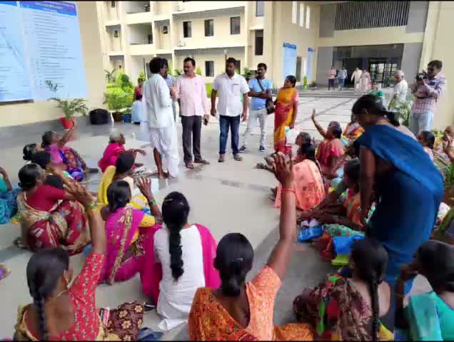 చివ్వెంల: చందుపట్ల ఫీల్డ్ అసిస్టెంట్ రవి పై చర్యలు తీసుకోవాలని కలెక్టర్ కార్యాలయం ఎదుట ధర్నాకు దిగిన గ్రామస్తులు