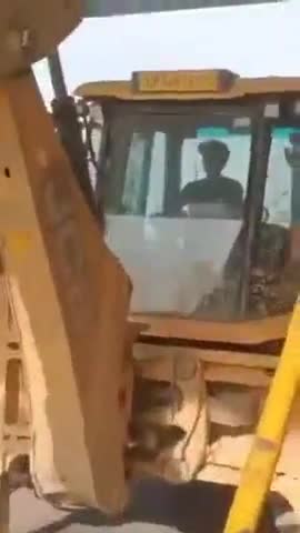 टोल मांगने पर बुलडोजर नाराज हो गया। टोल प्लाजा के 2 बूथ तोड़ डाले।  #tollplaza #buldozer #toll #breaking #hapur