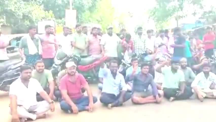 కేసముద్రం: క్రషర్ మిల్లులో జరిగే బ్లాస్టింగ్లతో ఇబ్బందులు పడుతున్నామని అర్పణ పల్లిలో రోడ్డుపై బైఠాయించి గ్రామస్తుల ధర్నా