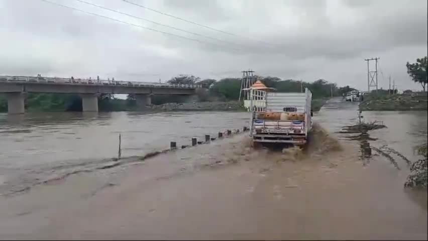 ತಾಳಿಕೋಟಿ: ಡೋನಿ ನದಿ ಪ್ರವಾಹಕ್ಕೆ ತಾಳಿಕೋಟಿ ಪಟ್ಟಣದ ಮನಗೂಳಿ ದೇವಪುರ  ರಾಜ್ಯ ಹೆದ್ದಾರಿಯ ಸೇತುವೆ ಜಲಾವೃತ ಸಂಚಾರ ಅಸ್ತವ್ಯಸ್ತ