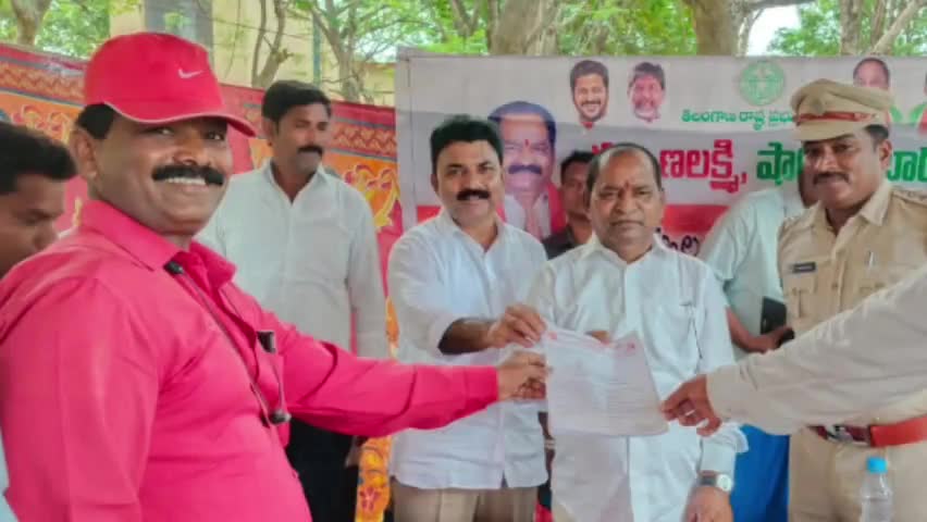 గార్ల: గార్లలో సీతారామ ప్రాజెక్టు వల్ల భూములు కోల్పోతున్న వారికి నష్టపరిహారం చెల్లించాలని ఎమ్మెల్యే కనకయ్యకు వినతిపత్రం అందజేత