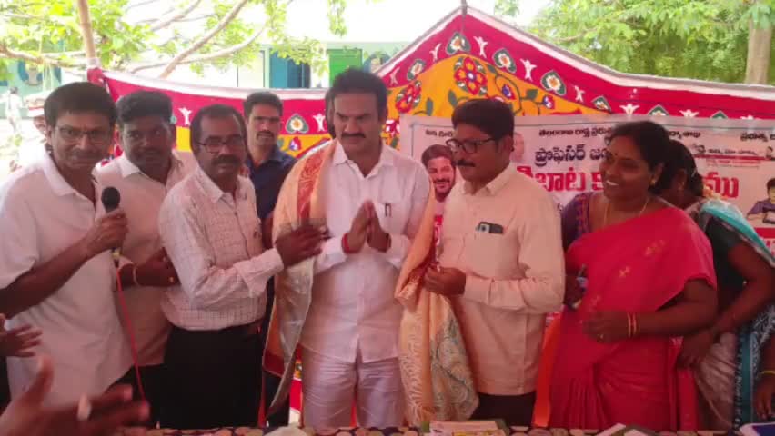 దంతాలపల్లి: కుమ్మరి కుంట్ల తండాలో ప్రొఫెసర్ జయశంకర్ బడిబాట కార్యక్రమంలో పాల్గొన్న ప్రభుత్వ విప్ డోర్నకల్ ఎమ్మెల్యే రామచంద్రనాయక్