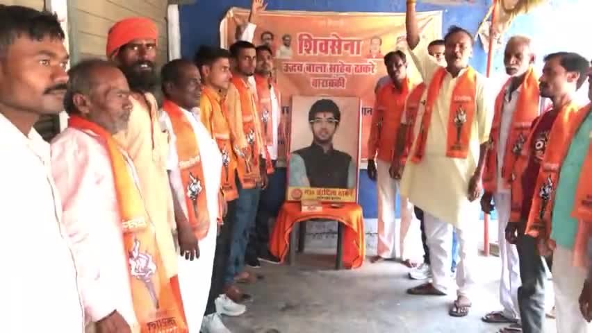 युवासेना राष्ट्रीय प्रमुख श्री आदित्य ठाकरे का जन्म दिवस मनाते हुए शिवसैनिक
#शिवसेना यूबीटी #बाराबंकी