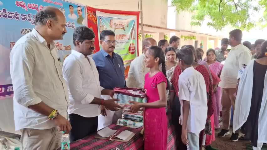 నార్కెట్​పల్లి: నార్కట్ పల్లి ప్రభుత్వ పాఠశాలలో కార్పొరేట్ స్థాయి విద్య అందుతుందని  ఎమ్మెల్యే వేముల వీరేశం వెల్లడి