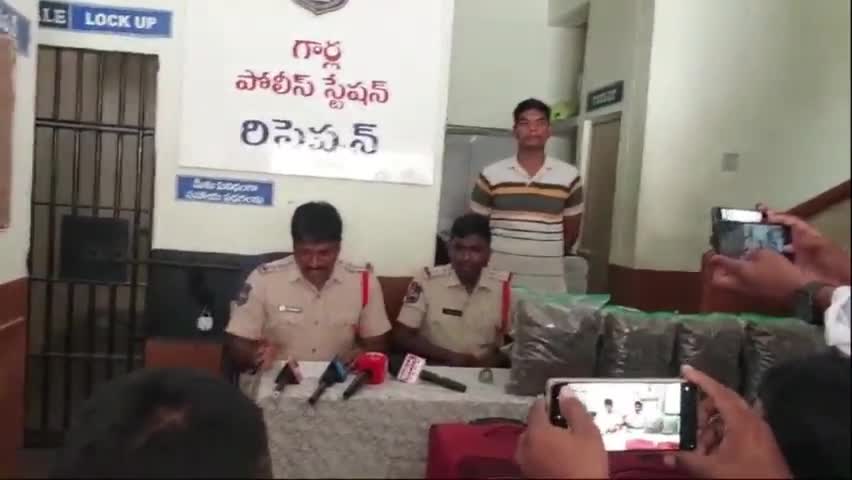 గార్ల: గార్ల రైల్వే స్టేషన్ వద్ద 55 కేజీల ఎండు గంజాయిని తరలిస్తుండగా పట్టుకున్న పోలీసులు మహిళ అరెస్ట్