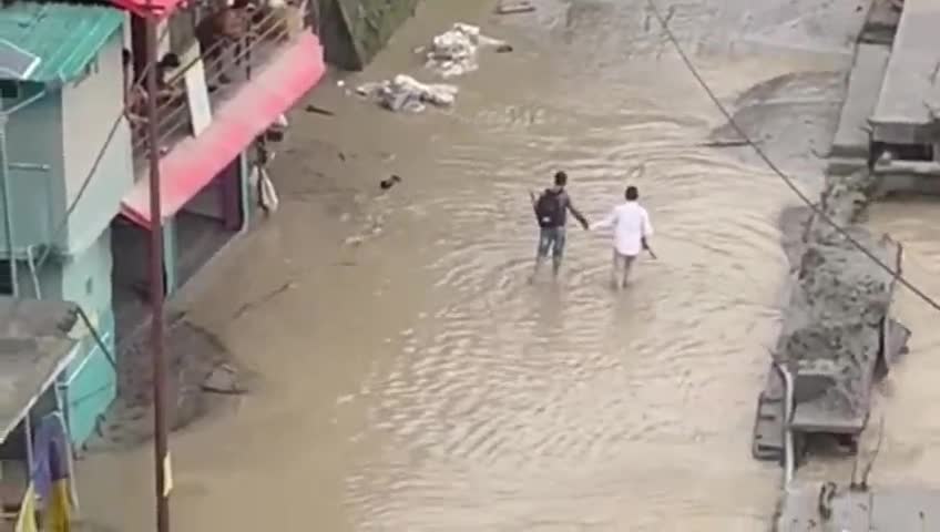 দার্জিলিং-পালবাজার: টানা বৃষ্টিতে ক্ষতিগ্রস্ত তিস্তা বাজার ও মল্লি এলাকা, পরিস্থিতি স্বাভাবিক হতে সময় লাগবে তিস্তা এলাকায় জানান SP