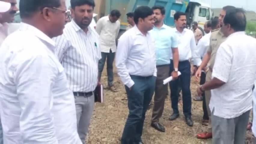 ಚಡಚಣ: ಜೂ.16ರಂದು ಇಂಚಗೇರಿ ಗ್ರಾಮಕ್ಕೆ ಸಿಎಂ ಸಿದ್ದರಾಮಯ್ಯ ಆಗಮನ ಹಿನ್ನೆಲೆ ಪೂರ್ವಸಿದ್ಧತೆ ಕುರಿತು ಜಿಲ್ಲಾಧಿಕಾರಿ ಸ್ಥಳಕ್ಕೆ ಭೇಟಿ, ಪರಿಶೀಲನೆ