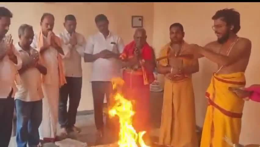 గార్ల: పెనుగాలి దుమారానికి వీరికి కిందపడిన మర్రిగూడెం వేట వెంకటేశ్వర స్వామి ఆలయ ధ్వజస్తం కీడు జరగకుండా మహ హోమం నిర్వహన