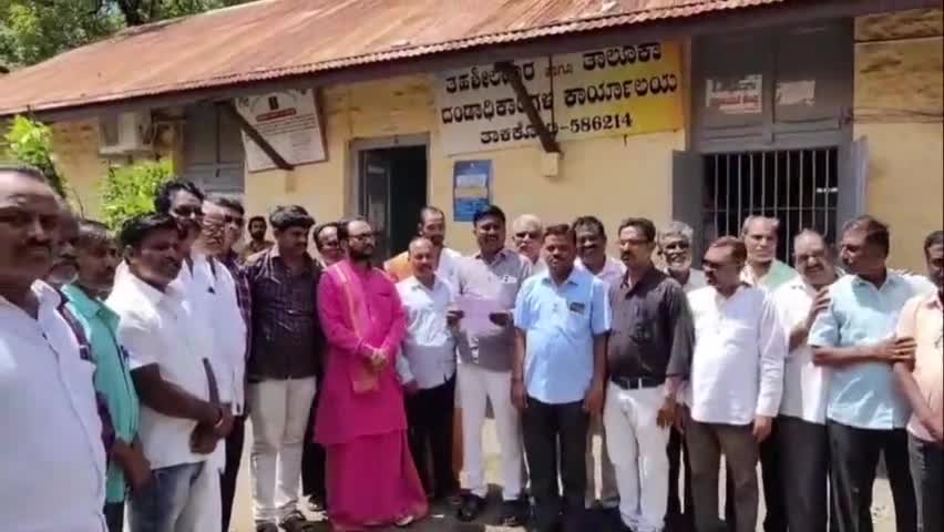 ತಾಳಿಕೋಟಿ: ರೇಣುಕಾ ಸ್ವಾಮಿ ಹತ್ಯೆ ಖಂಡಿಸಿ ತಾಳಿಕೋಟಿ ಪಟ್ಟಣದಲ್ಲಿ ಜಂಗಮ ಸಮಾಜದವರಿಂದ ಪ್ರತಿಭಟನೆ