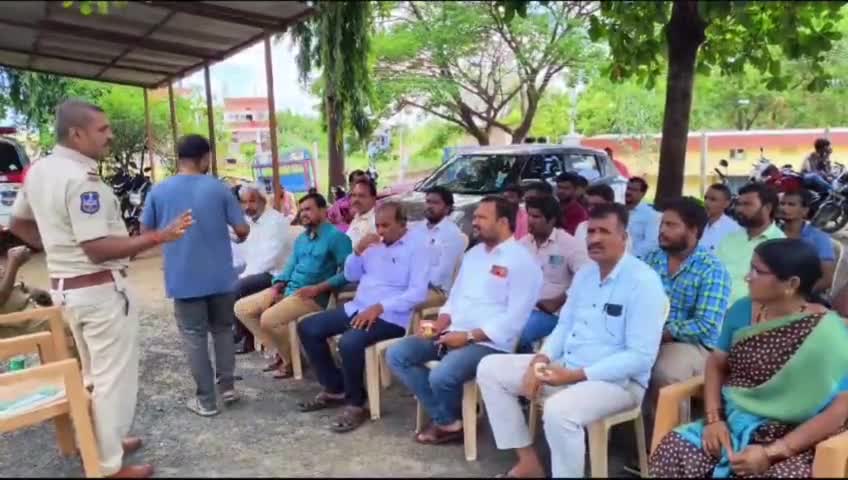 అల్లాదుర్గం: బక్రీద్ పిస్ మీటింగ్... ఆవుల వద, అక్రమ గోవుల తరలింపు కు పాల్పడితే సమాచారం ఇవ్వాలన్న ఎస్సై.