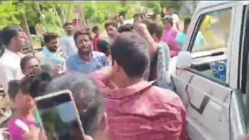 సూర్యనాయక్ తండాలో, గుడుంబా స్థావరాలు పై ఎక్సైజ్ పోలీసులు దాడులు నిర్వహించగా, ఉద్రిక్తత నెలకొంది.
