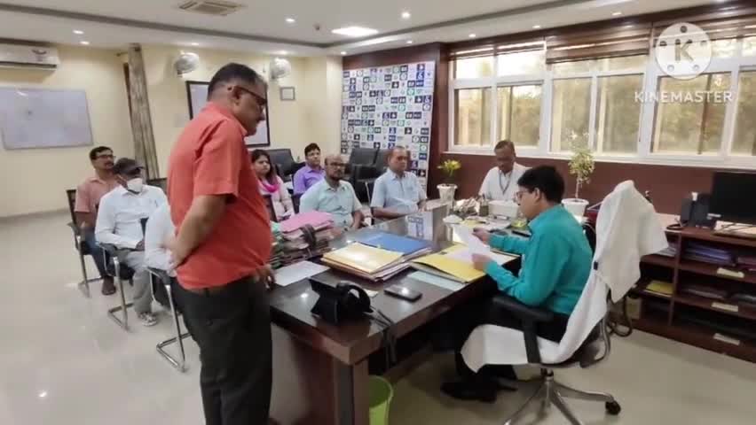 लापुंग: समाहरणालय ब्लॉक के स्थित उपायुक्त के कार्यालय कक्ष में आयुष्मान पखवाड़ा को लेकर बैठक
