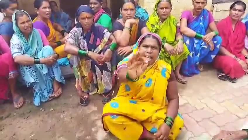 ಮೂಡಲಗಿ: ಮೂಡಲಗಿ ತಾಲೂಕಿನ ಮಸಗುಪ್ಪಿ ಗ್ರಾಮದಲ್ಲಿ ಮನೆ ನೀಡುವಲ್ಲಿ ಗ್ರಾಮಪಂಚಾಯತಿ ಅಧಕಾರಿಗಳ ಭ್ರಷ್ಟಾಚಾರ ಆರೋಪ ಪಂಚಾಯತಿಗೆ ಬೀಗ ಹಾಕಿ ಪ್ರತಿಭಟನೆ