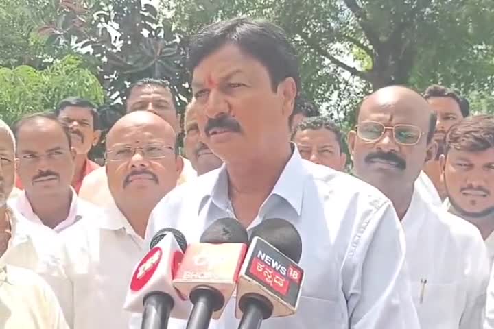 ಅಥಣಿ: ಪಕ್ಷಾಂತರ ಮಾಡುವವರಿಗೆ ಬಿಜೆಪಿ-ಕಾಂಗ್ರೆಸ್ ಬುದ್ಧಿ ಕಲಿಸಬೇಕು: ಅಥಣಿಯಲ್ಲಿ ಶಾಸಕ ರಮೇಶ್ ಜಾರಕಿಹೊಳಿ