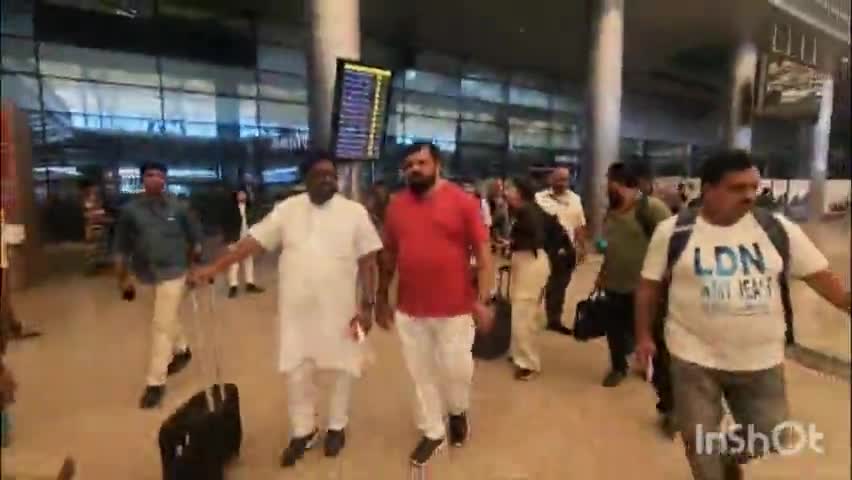 శంషాబాద్: శంషాబాద్ విమానాశ్రయంలో ఎమ్మెల్యే రాజా సింగ్ ప్రివెంటివ్ అరెస్టు చేసిన పోలీసులు