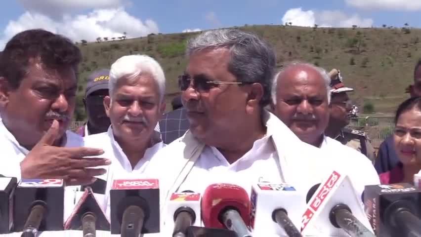 ಚಡಚಣ: ಬೇರೆ ರಾಜ್ಯಗಳಿಗೆ ಹೋಲಿಸಿದರೆ ಕರ್ನಾಟಕದಲ್ಲಿ ಇಂಧನ ಬೆಲೆ ಕಡಿಮೆ ಇದೆ: ಇಂಚಿಗೇರಿ ಗ್ರಾಮದಲ್ಲಿ ಸಿಎಂ ಸಿದ್ದರಾಮಯ್ಯ