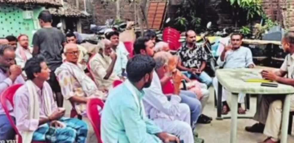 बिहपुर: झंडापुर थाना परिसर में बकरीद को लेकर शांति समिति की बैठक हुई.
