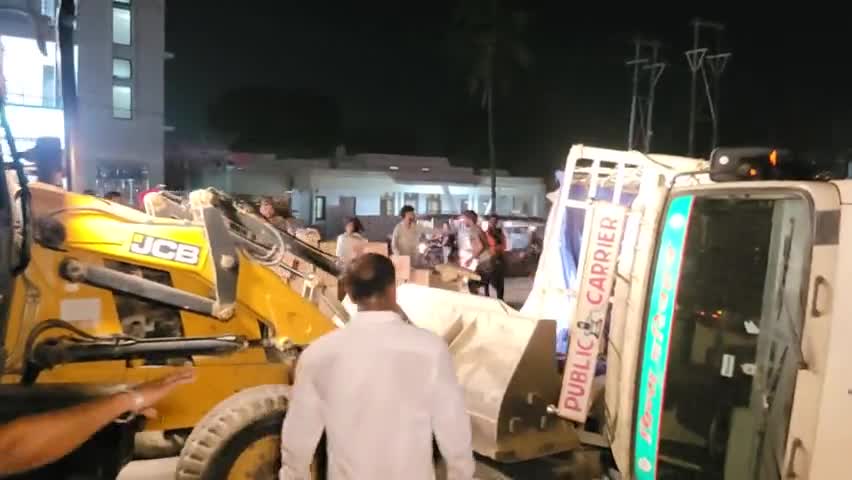 झुमरी तिलैया के आर्यन हॉस्पिटल के समीप NH रोड पर टायर फटने से पलटी वाहन, JCB से कराया गया साइड.
 #Koderma #jhumritelaiya