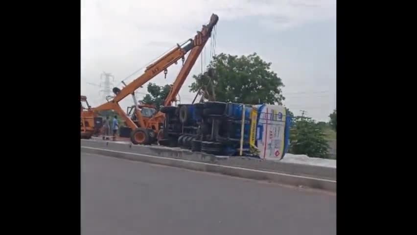 ఊరుకొండ గ్రామ సమీపంలో పెట్రోల్ ట్యాంకర్ బోల్తా, డ్రైవర్, క్లీనర్‌కు గాయాలు