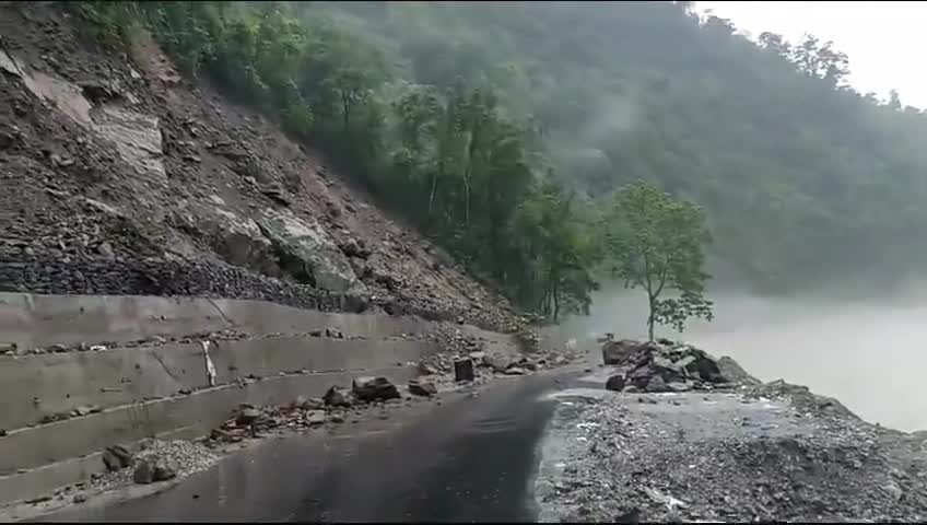 কার্শিয়ং: লাগাতার বৃষ্টির জেরে ১০ নং জাতীয় সড়কের লিকুভীরে রাস্তায় ধস, বন্ধ যান চলাচল