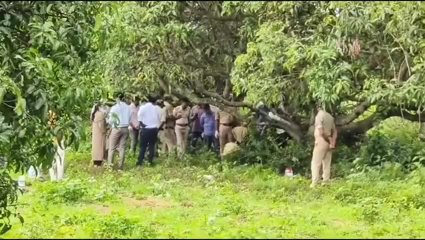 ಕಿತ್ತೂರು: ಭ್ರೂಣ ಹತ್ಯೆ ಪ್ರಕರಣ ಪೋಲಿಸ್ ಅಧಿಕಾರಿಗಳ ತಿಗಡೊಳ್ಳಿ ಬಳಿ ಇರುವ ಲಾಡಖಾನ ತೋಟದ ಮನೆಯಲ್ಲಿ ತನಿಖೆ.