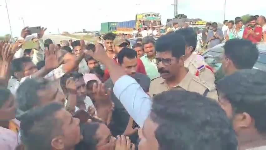 మోతే: పోలీసులు న్యాయం చేయడం లేదని ఆరోపిస్తూ రోడ్డు ప్రమాదంలో మృతి చెందిన వ్యక్తి కుటుంబీకులు మోతే పోలీస్ స్టేషన్ ముందు ధర్నా