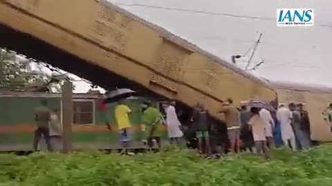 कंचनजंगा एक्सप्रेस #TrainAccident में अब तक 5 यात्रियों की दर्दनाक मौत और दर्जनो लोग घायल है। मैं इस घटना पर केवल संवेदना व्यक्त करके नेता वाली फॉर्मिलिटी नहीं करूंगा। मैं रेलमंत्री का इस्तीफा मागूंगा, जिसके कार्यकाल में सर्वाधिक रेल दुर्घट