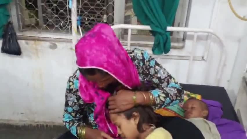 स्वार: खोद पर मोटरसाइकिल से गिरकर आठ वर्ष की #बच्ची हुई घायल रामपुर जिला अस्पताल में पिता ने कराया गया भर्ती