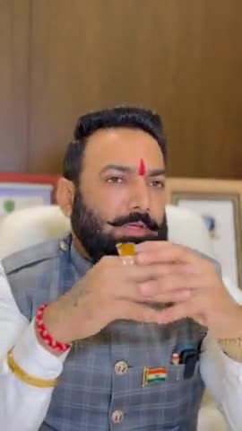 अगर हम लोग थोड़ी देर लड़ना भूल जाते हैं 
सियासी सूरमाओं का पसीना छूट जाता है

#motivationalspeaker 
#motivation 
#motivationalquotes