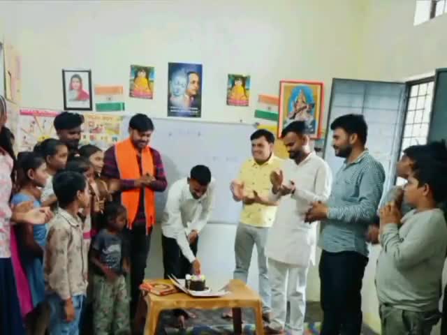 चरखारी: डॉ.भीमराव अंबेडकर पाठशाला संचालक इन्द्र कुमार कुशवाहा #जन्मदिन की कुछ यादगार पल झलकियां ❤️
