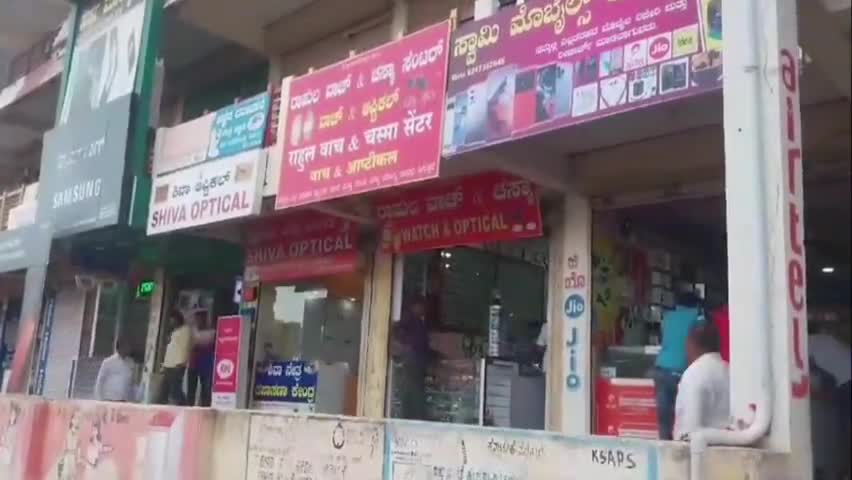 ಚಡಚಣ: ಚಡಚಣ ಪಟ್ಟಣದ ಕೆಲ ಆಸ್ಪತ್ರೆಗಳಿಗೆ ದಿಢೀರನೆ ಭೇಟಿ ನೀಡಿ ಪರಿಶೀಲನೆ ನಡೆಸಿದ ಡಿಎಚ್ಒ ಬಸವರಾಜ್ ಹುಬ್ಬಳ್ಳಿ