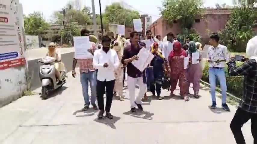 साहा: गांव केसरी में नाला निर्माण के दौरान करीब 28 घरों को पहुंचा नुकसान, सरपंच के खिलाफ डीसी को ज्ञापन सौंपने पहुंचे ग्रामीण