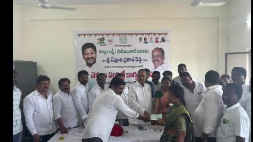 దామెర మండల కేంద్రంలో కళ్యాణ లక్ష్మి షాదీ ముబారక్ చెక్కులను పంపిణీ చేసిన ఎమ్మెల్యే రేవూరి ప్రకాష్ రెడ్డి