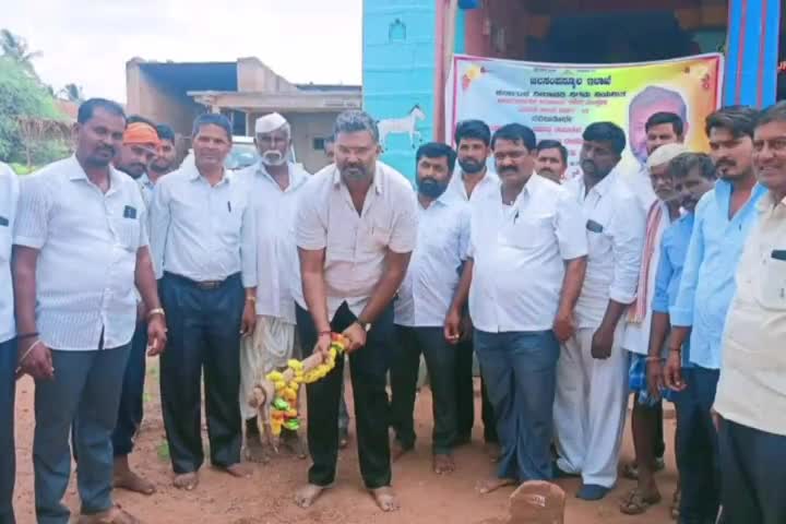 ಕಡಬಿ ಸಮುದಾಯ ಭವನ ನಿರ್ಮಾಣ ಕಾಮಗಾರಿಯ ಭೂಮಿ ಪೂಜೆ ಮಾಡಿದ  ಶಾಸಕ ವಿಶ್ವಾಸ ವೈದ್ಯ