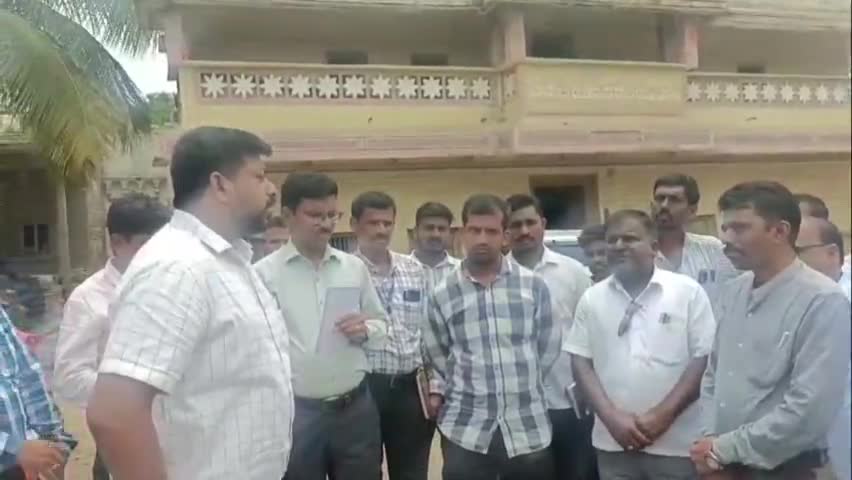 ತಾಳಿಕೋಟಿ: ವಾಂತಿ-ಬೇಧಿಯಿಂದ ಬಳಲುತ್ತಿರುವ ನಾವದಗಿ ಗ್ರಾಮಕ್ಕೆ ಜಿ.ಪಂ ಸಿಇಒ ರಿಷಿ ಆನಂದ ಭೇಟಿ, ಪರಿಶೀಲನೆ