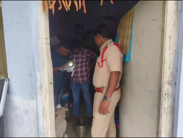 చివ్వెంల: తొండ గ్రామంలో నిమ్మ తోటలోని రూమ్‌లో 2 తులాల బంగారం, శాంసంగ్‌ ఫోన్, టీవీ అపహరణ