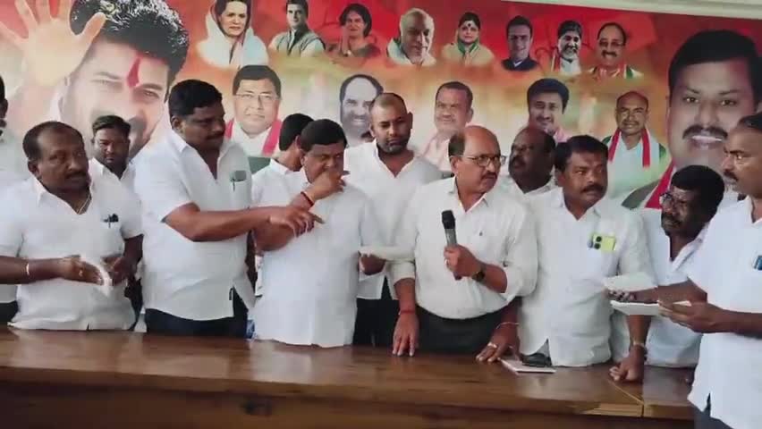 చింతపల్లి: దేవరకొండ పట్టణంలో చింతపల్లి మండలానికి చెందిన లబ్ధిదారులకు కల్యాణలక్ష్మి చెక్కులను అందజేసిన ఎమ్మెల్యే బాలు నాయక్