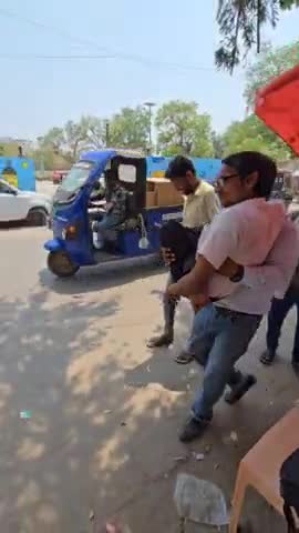 मजबूर अपाहिज यानी विकलांग को उठाकर ले जाना... #helping #मददकरना #विकलांग