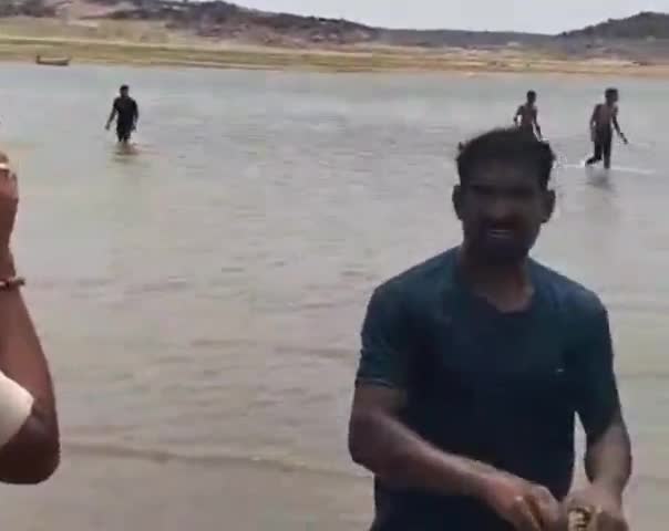 నేరేడుగొమ్ము: నేరేడుగొమ్ము మండలం వైజాగ్ కాలనీ వద్ద నీటిలో గల్లంతైన యువకుడి మృతదేహం లభ్యం