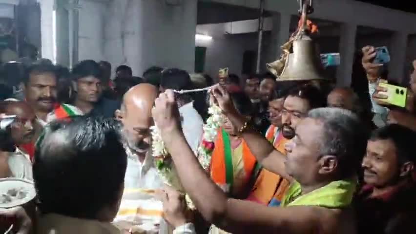 భీమదేవరపల్లి: కొత్తకొండ వీరభద్రస్వామి ఆలయంలో స్వామివారికి మొక్కలు తీర్చుకున్న, కేంద్ర హోమ్ శాఖ సహాయక మంత్రి బండి సంజయ్.