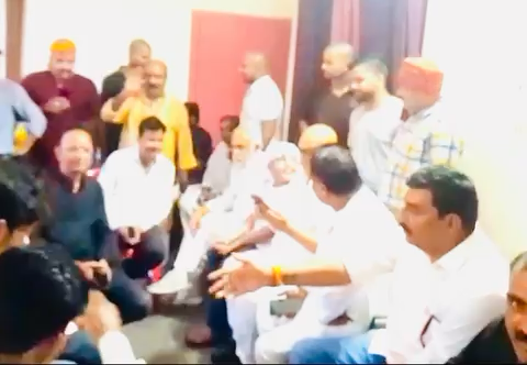 #अमेठी के कांग्रेस नेता भाई देवेंद्र सिंह गप्पू के भाई राजेंद्र सिंह की तेरही मे भोज मे सम्मिलित हुआ 
उत्तर प्रदेश कांग्रेस के प्रदेश अध्यक्ष श्री अजय राय जी ने भी हार्दिक  श्रद्धांजलि अर्पित की