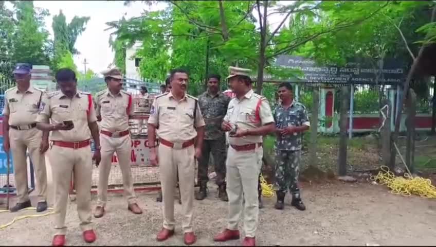 ఉట్నూర్: సమస్యల పరిష్కారం కోసం ఉట్నూర్ ఐటిడిఏ ముందు తుడుం దెబ్బ ఆధ్వర్యంలో ఆదివాసీల ధర్నా