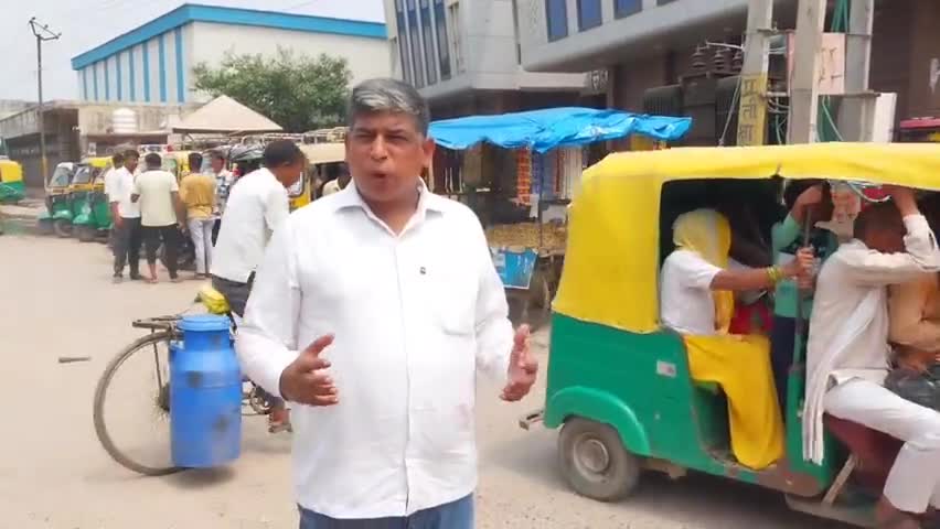 #गंजडुंडवारा: सफीना कॉम्प्लेक्स के पास सहावर-गंजडुंडवारा हाईवे पर जगह-जगह सड़क टूट गई है। इससे आने जाने वालों को काफी परेशानी का सामना करना पड़ रहा है। यह हाईवे वर्ल्ड बैंक ने बनाया है। वर्ल्ड बैंक के अधिकारियों से आग्रह है कि इस हाईवे की ज