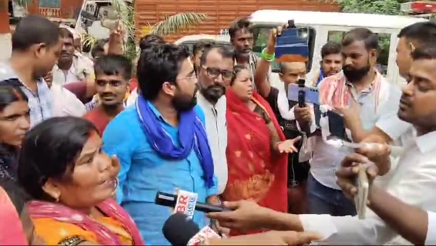 हत्या मामले में गिरफ्तारी नहीं होने से नाराज परिजन और भीम आर्मी ने किया थाने का घेराव #shrimurariswami