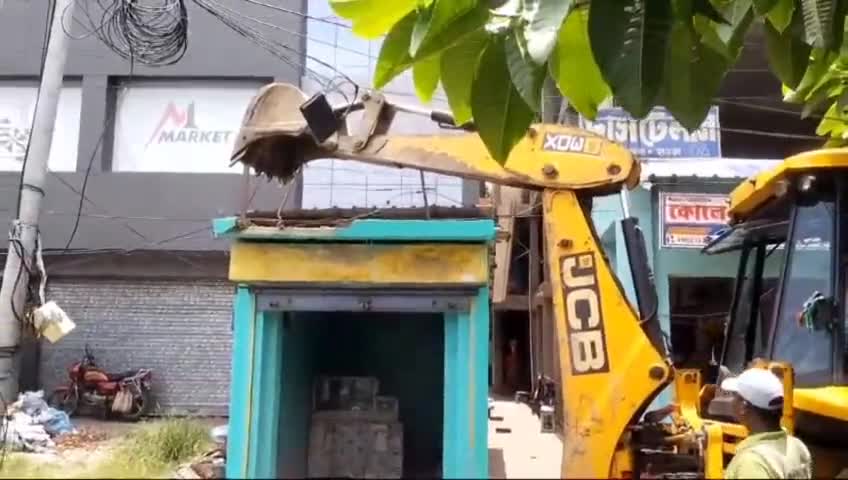 পাঁচলা: রানিহাটি মোড়ের কাছে NH-র ধারে বেআইনি দখলদারির বিরুদ্ধে অভিযান সাঁকরাইল থানার পুলিশের, ভাঙা পড়ল ১৫টির বেশি দোকান